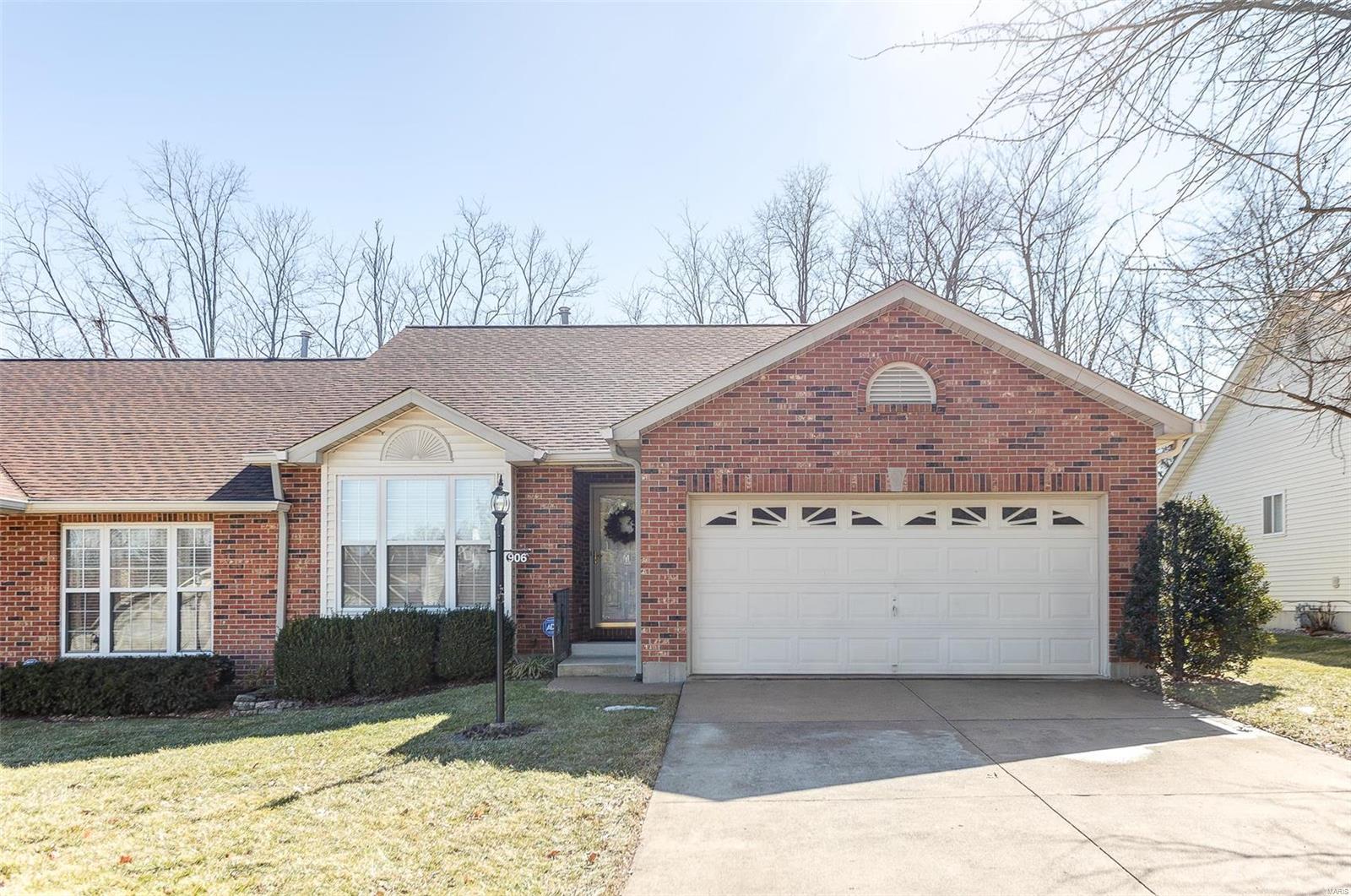 2 Bedroom, 2,150 sq. feet 906 Lexington Estates Drive Godfrey, IL