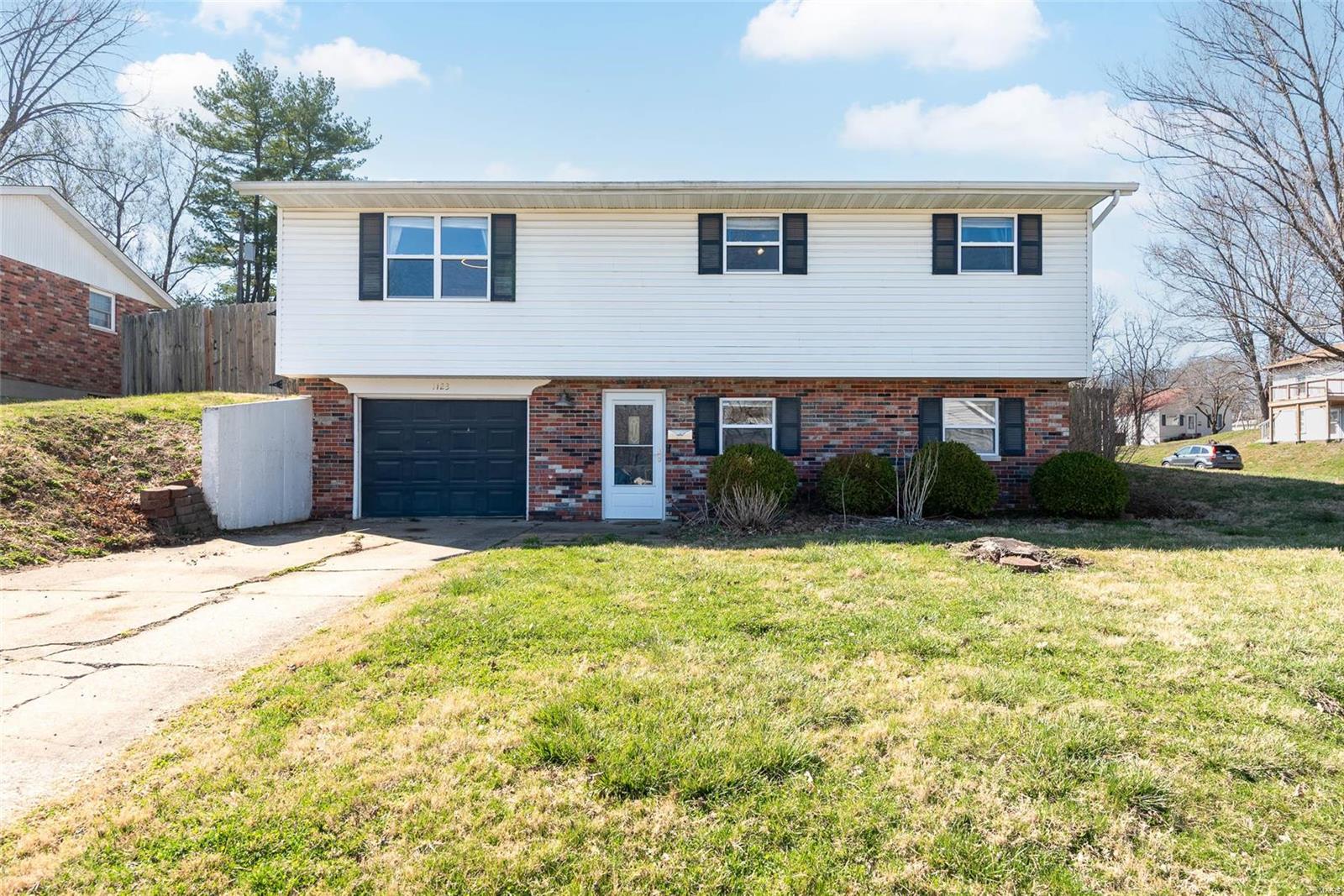 3 Bedroom, 1,904 sq. feet 1123 Ridge Avenue Collinsville, IL