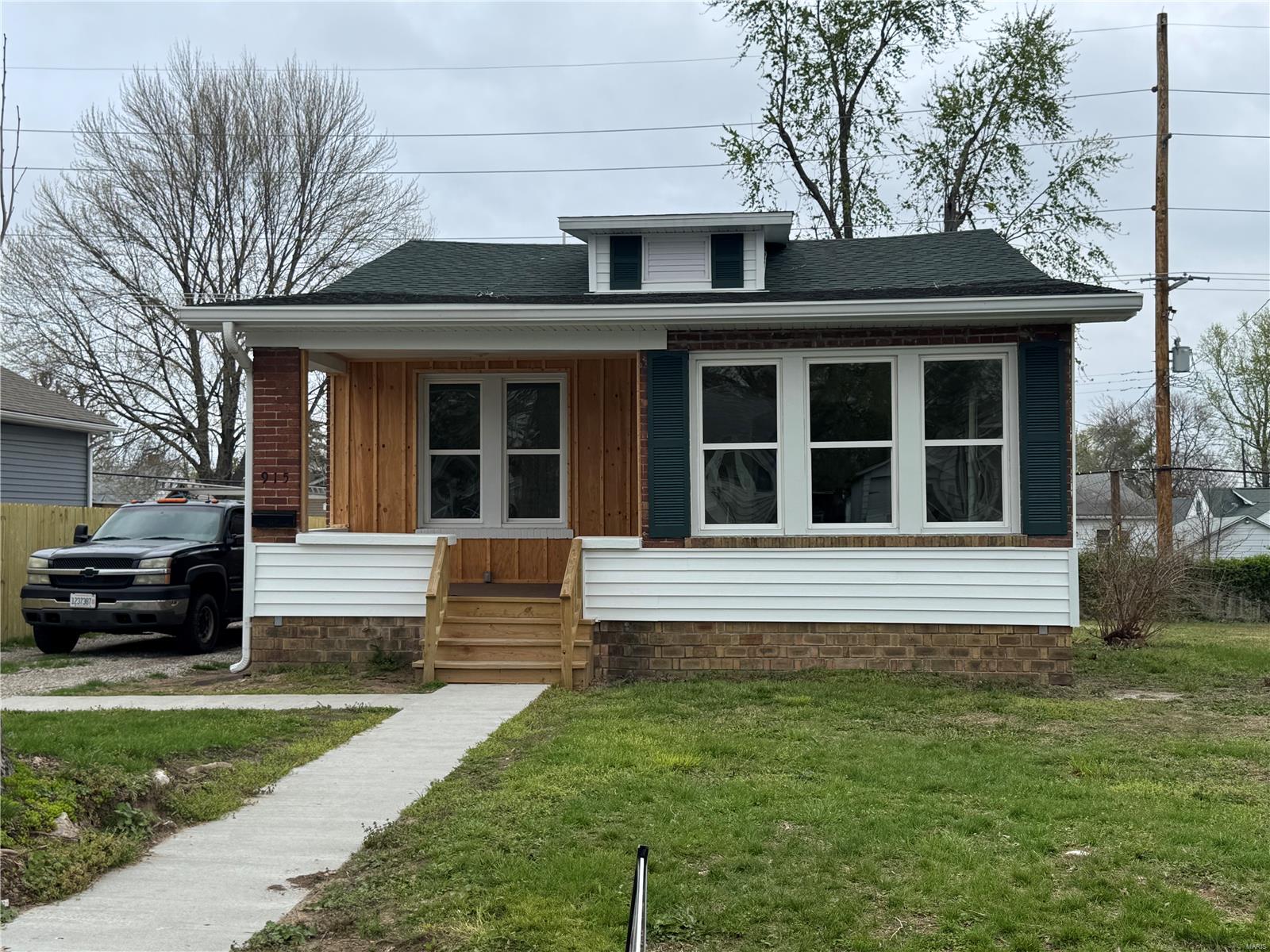 3 Bedroom, 1,121 sq. feet 915 Lorena Avenue Wood River, IL
