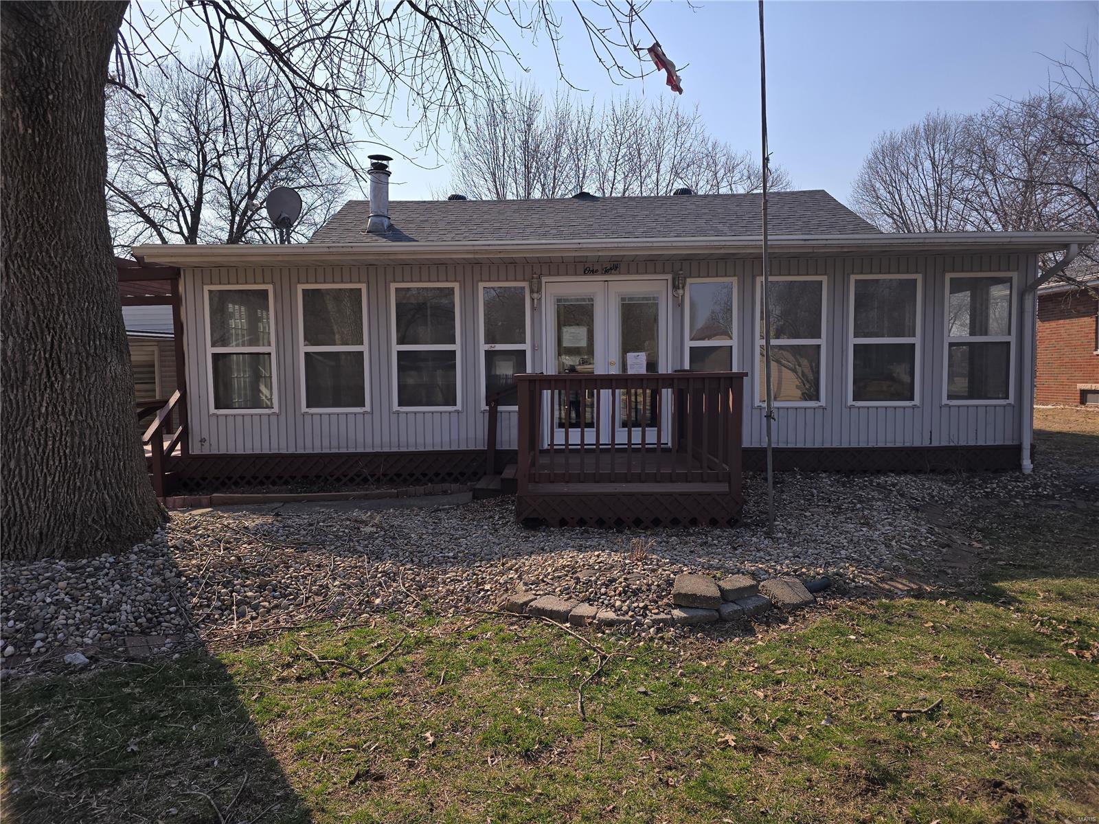 3 Bedroom, 2,240 sq. feet 140 Greenview Street Wood River, IL