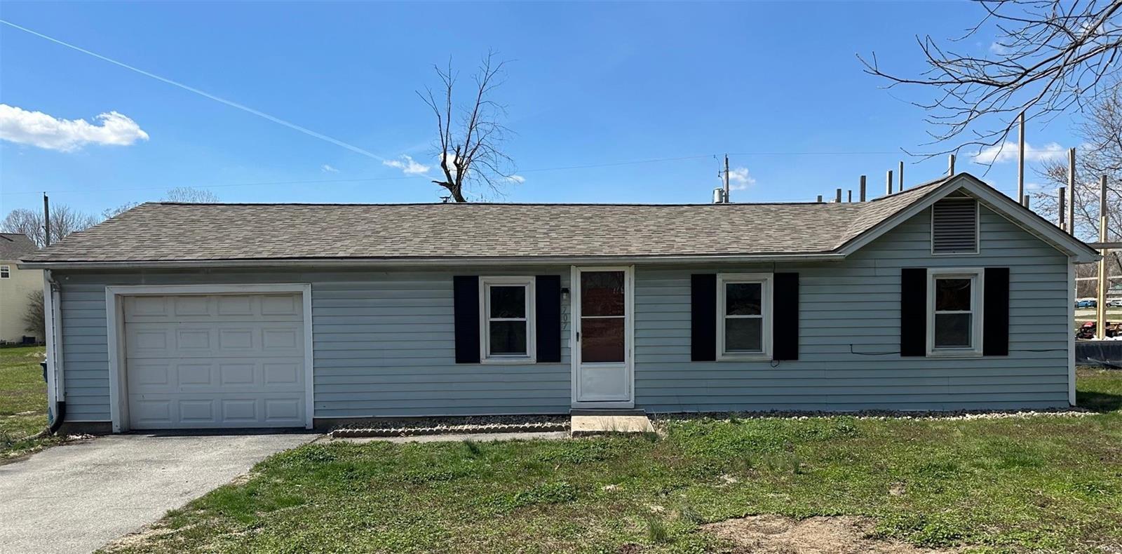 2 Bedroom, 768 sq. feet 707 Sinclair Avenue South Roxana, IL
