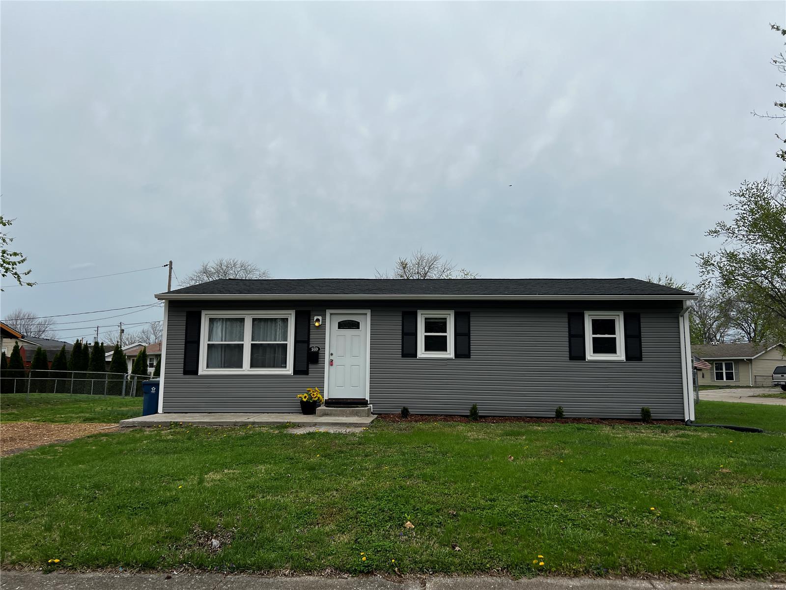 3 Bedroom, 960 sq. feet 169 Briarmoor Lane Granite City, IL