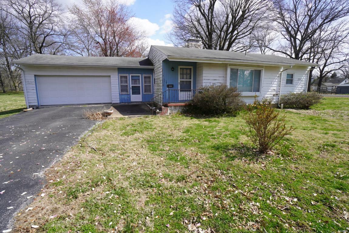 3 Bedroom, 1,236 sq. feet 205 Charcoal Street Troy, IL