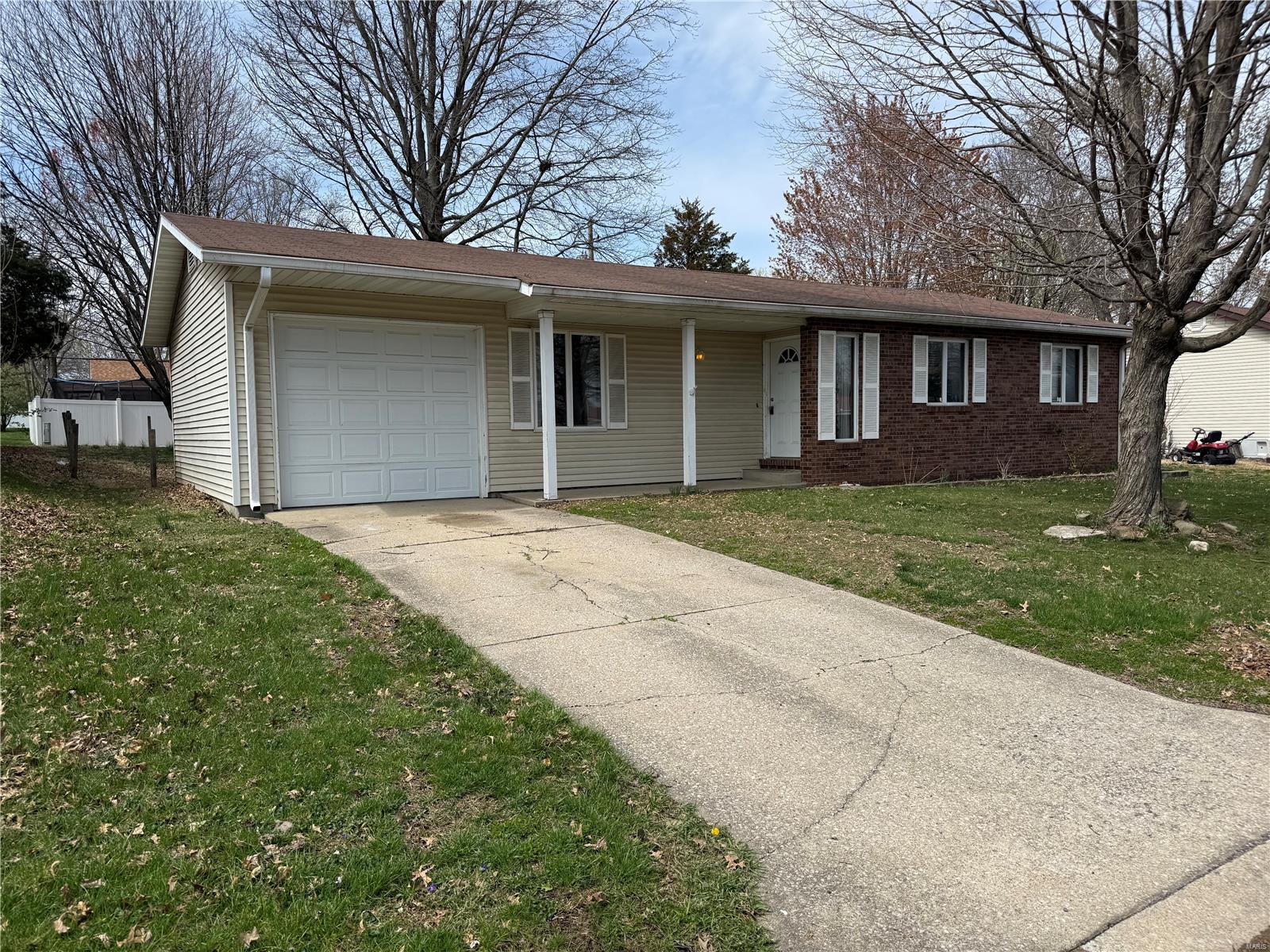 3 Bedroom, 1,152 sq. feet 2810 Orchid Court Highland, IL