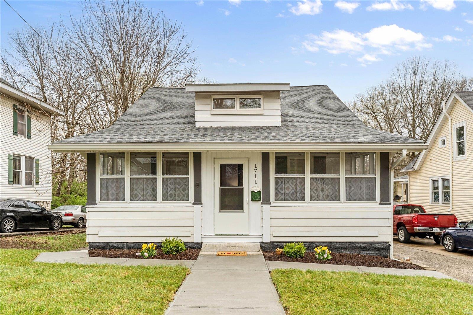 3 Bedroom, 1,436 sq. feet 1711 Rodgers Avenue Alton, IL
