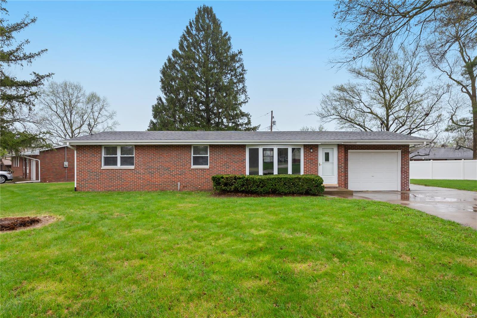 3 Bedroom, 1,658 sq. feet 4903 Wick Mor Drive Alton, IL