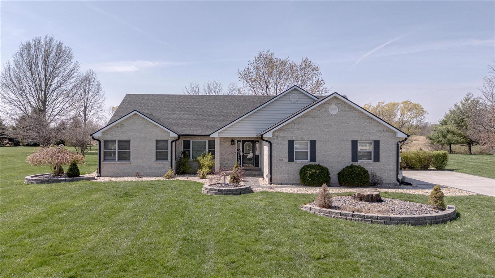 3 Bedroom, 3,640 sq. feet 566 Berkshire Drive Troy, IL