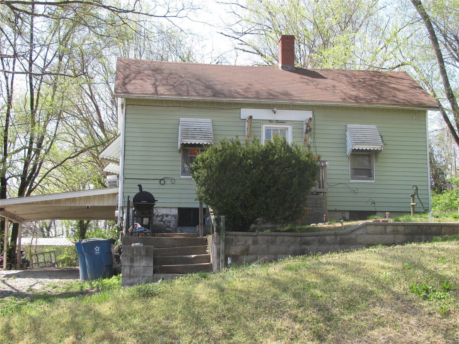 2 Bedroom, 841 sq. feet 214 Lampert Street Alton, IL