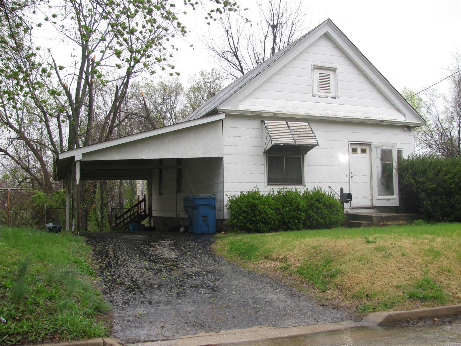 3 Bedroom, 847 sq. feet 509 Lampert Street Alton, IL