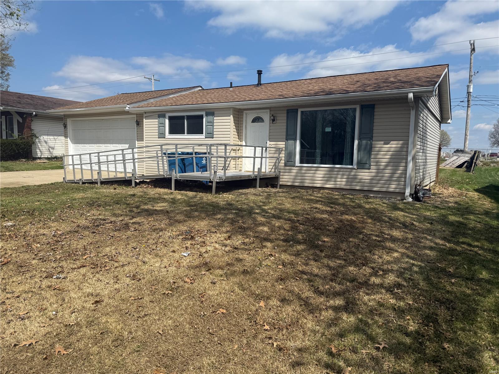 3 Bedroom, 875 sq. feet 605 Pike Drive Highland, IL