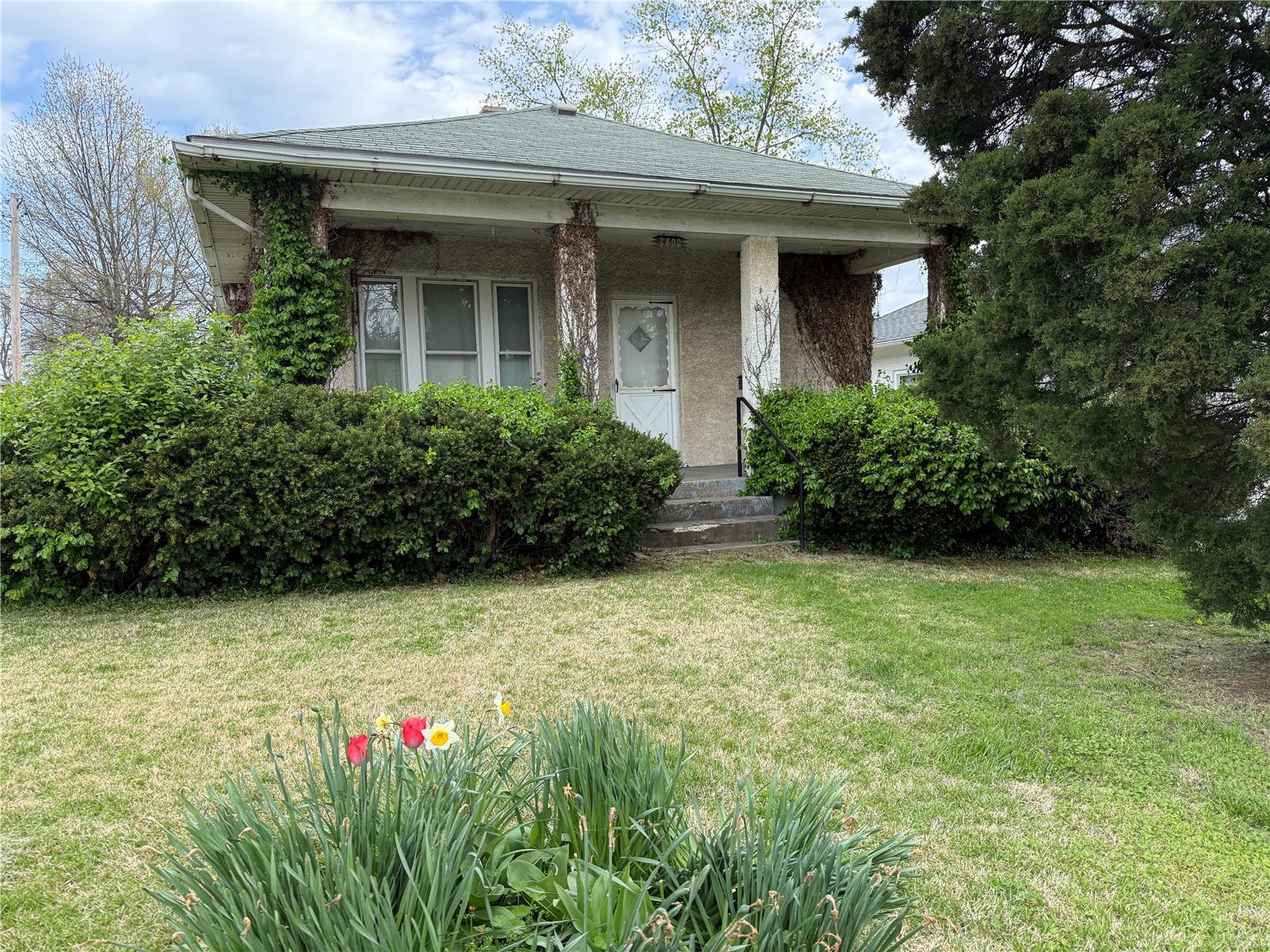 2 Bedroom, 841 sq. feet 2800 Grandview Avenue Alton, IL