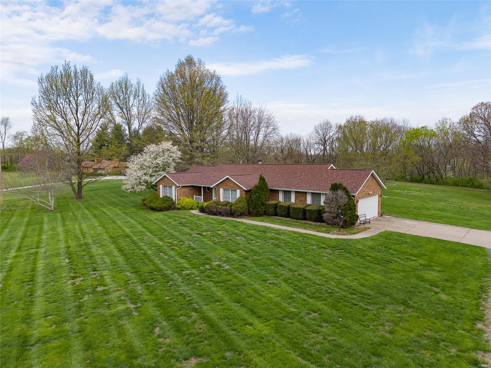 3 Bedroom, 1,878 sq. feet 6618 Deer Run Drive Alton, IL