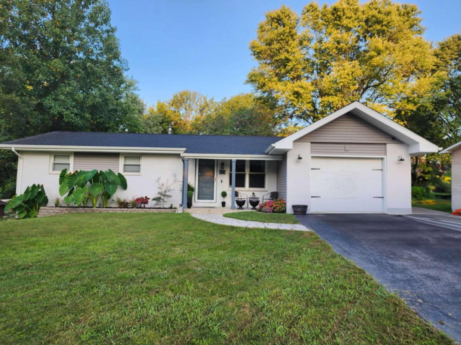 3 Bedroom, 1,402 sq. feet 36 Pat Drive Collinsville, IL