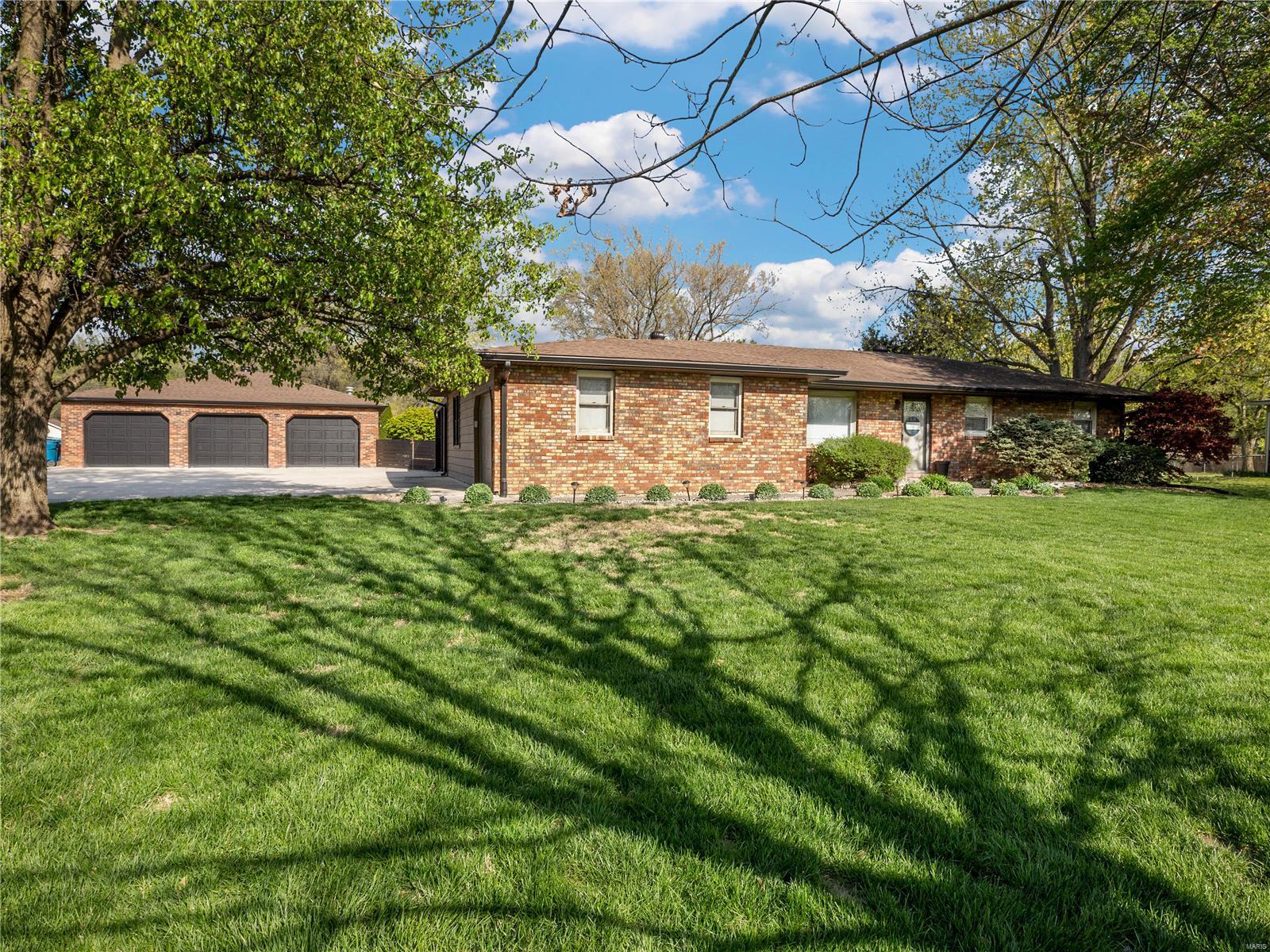 3 Bedroom, 1,414 sq. feet 32 Rickhaven Drive Collinsville, IL