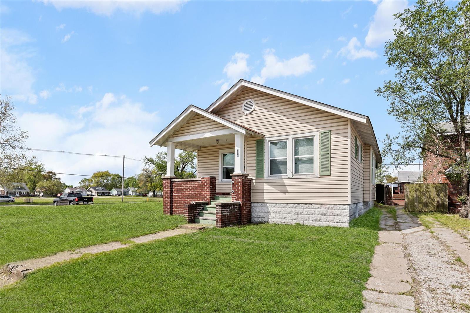 2 Bedroom, 850 sq. feet 516 Wood River Avenue Wood River, IL