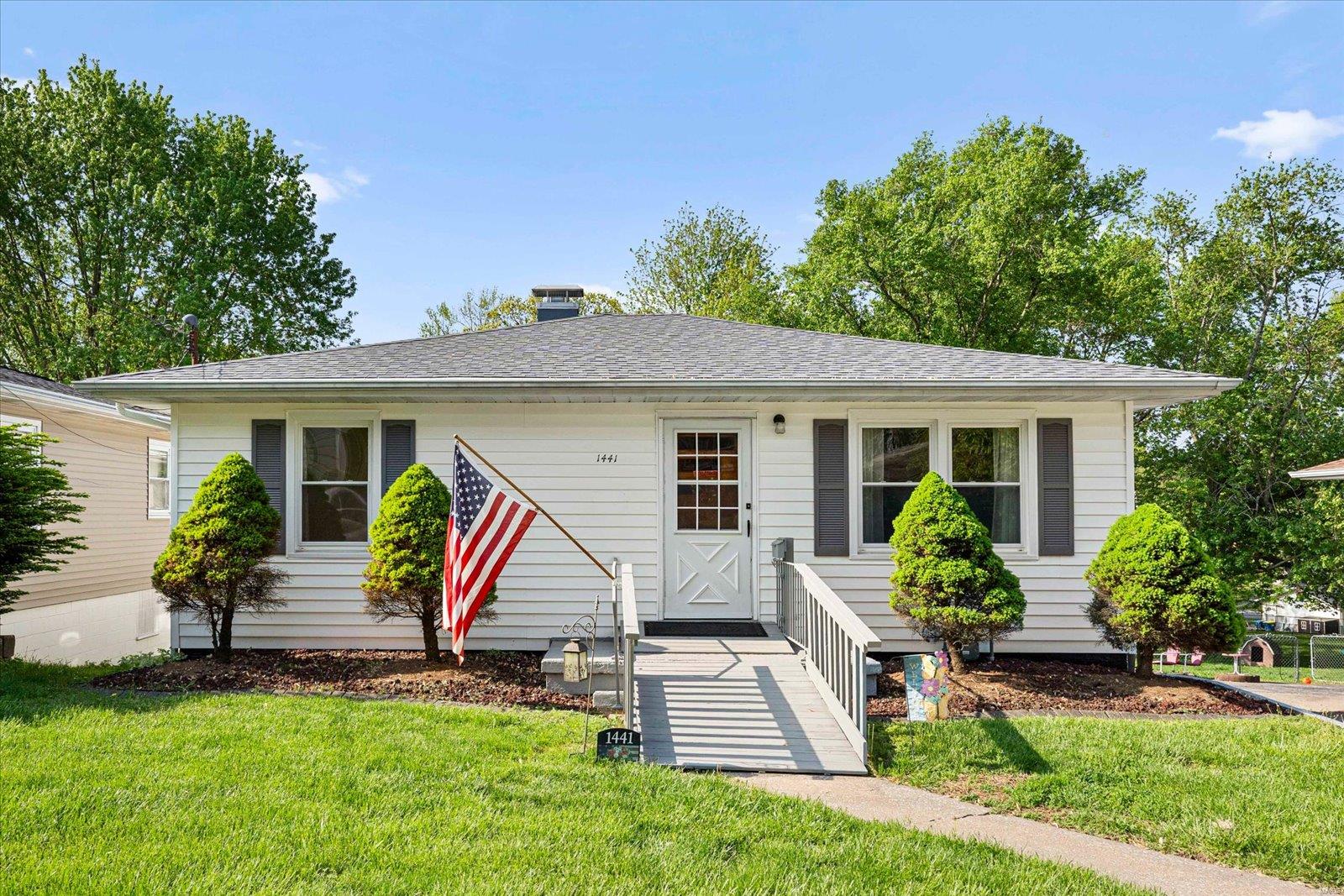 3 Bedroom, 2,360 sq. feet 1441 EBERHART Avenue Edwardsville, IL