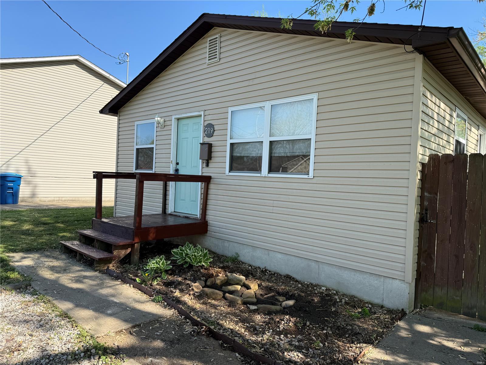 3 Bedroom, 960 sq. feet 219 James Street Bethalto, IL