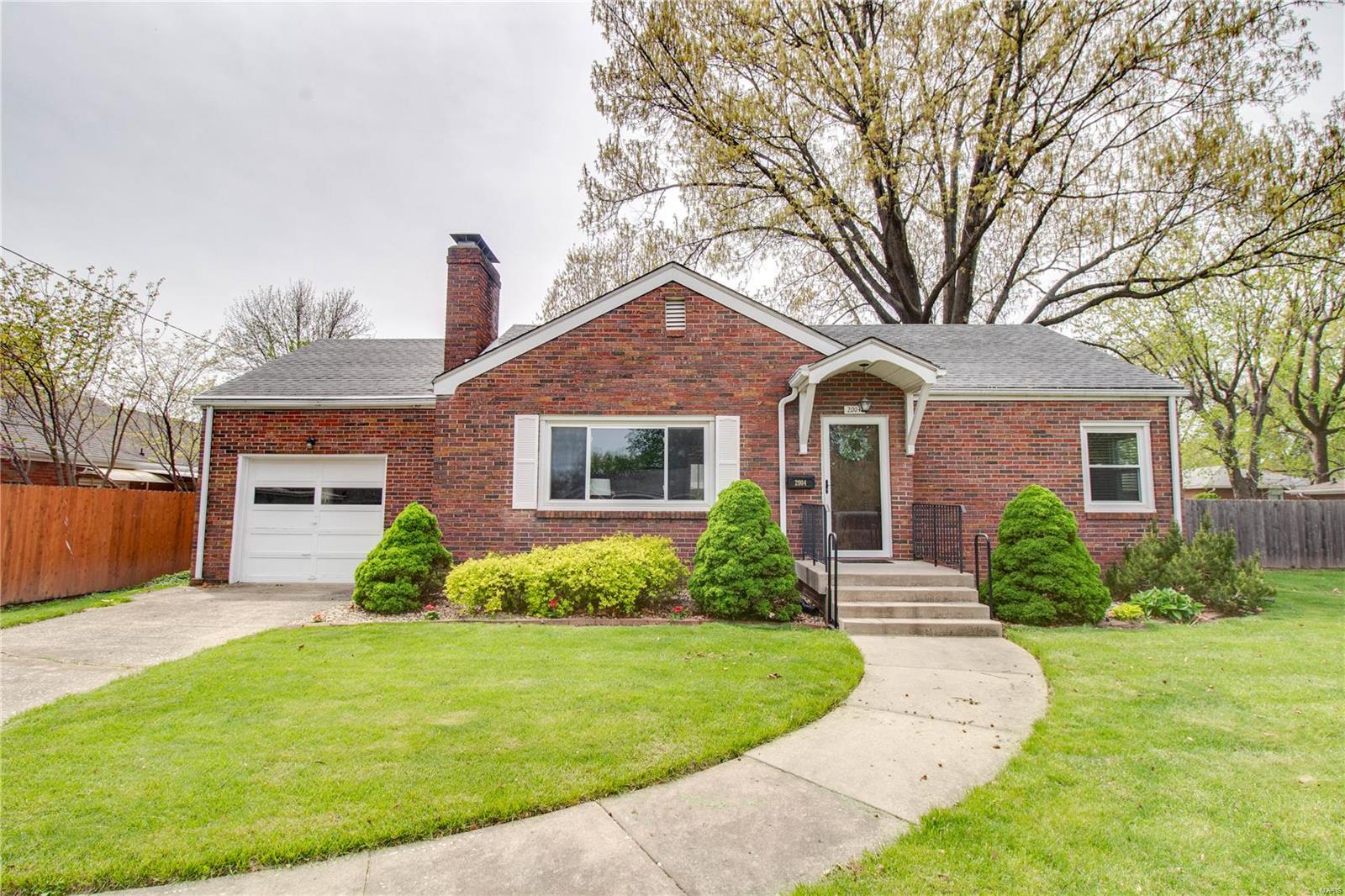 2 Bedroom, 1,616 sq. feet 2004 Kinsman Drive Alton, IL