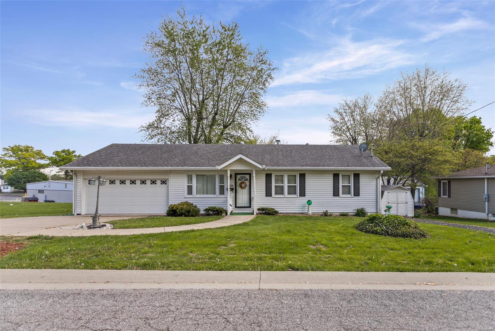3 Bedroom, 1,148 sq. feet 2305 Morning Star Drive Alton, IL
