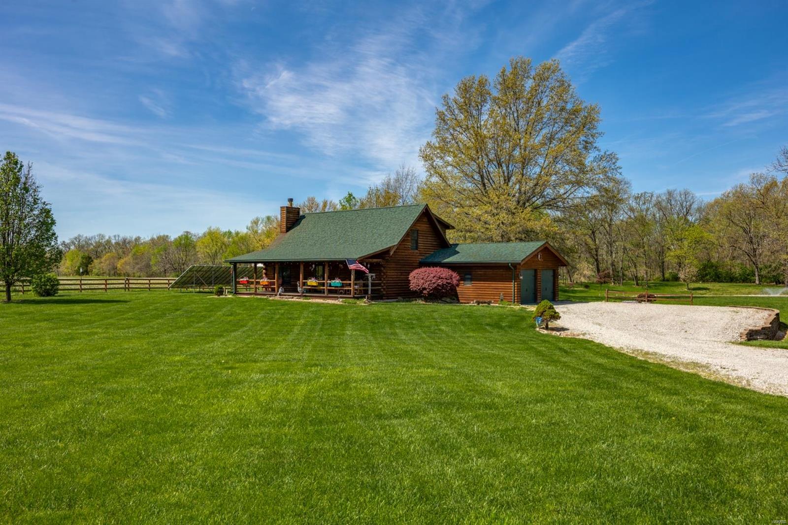 3 Bedroom, 3,000 sq. feet 8729 Deer Crossing Lane New Douglas, IL