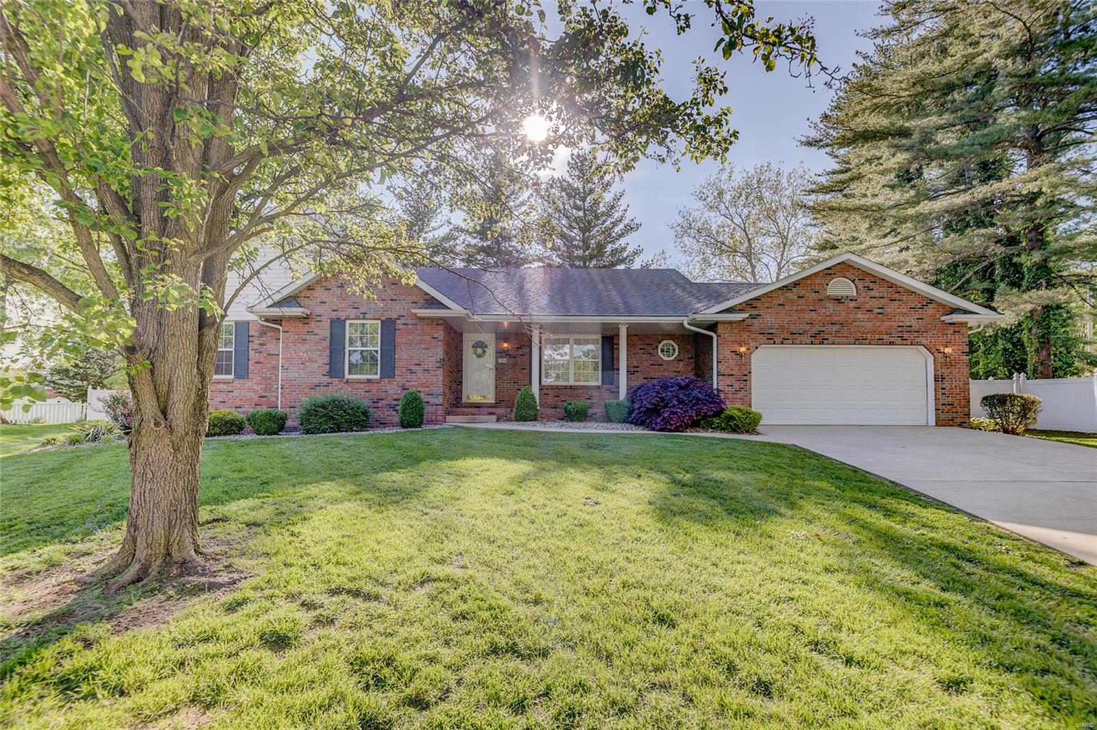 3 Bedroom, 2,181 sq. feet 1904 Tomahawk Lane Godfrey, IL
