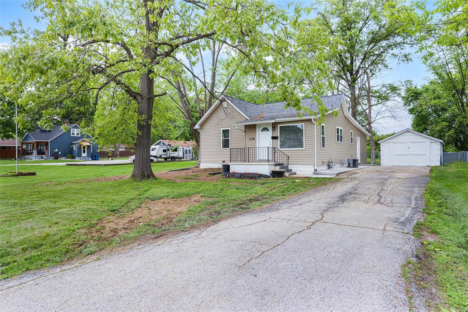 2 Bedroom, 1,038 sq. feet 220 Virginia Street Bethalto, IL