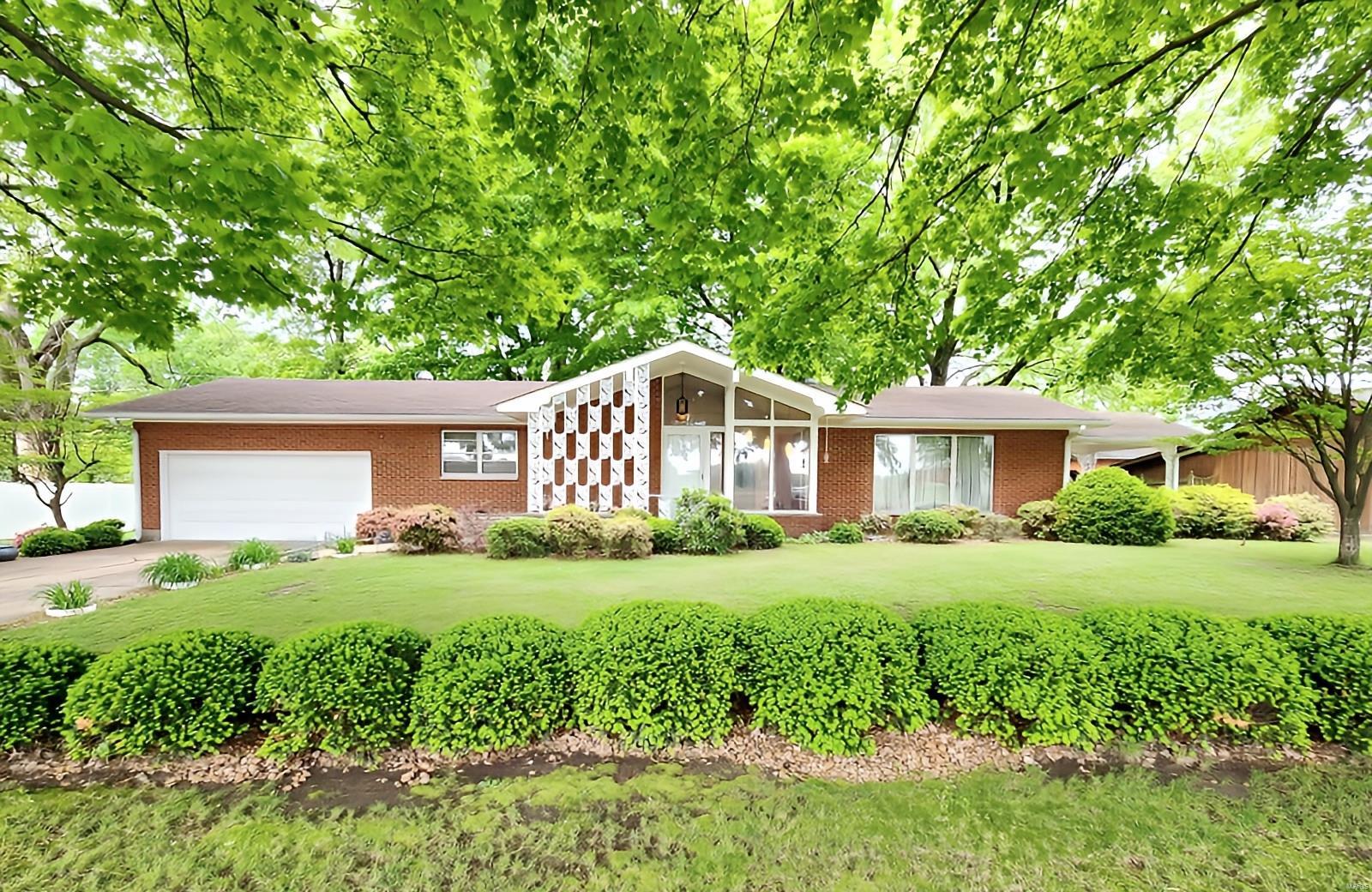 3 Bedroom, 2,399 sq. feet 529 Old Rock Road Granite City, IL