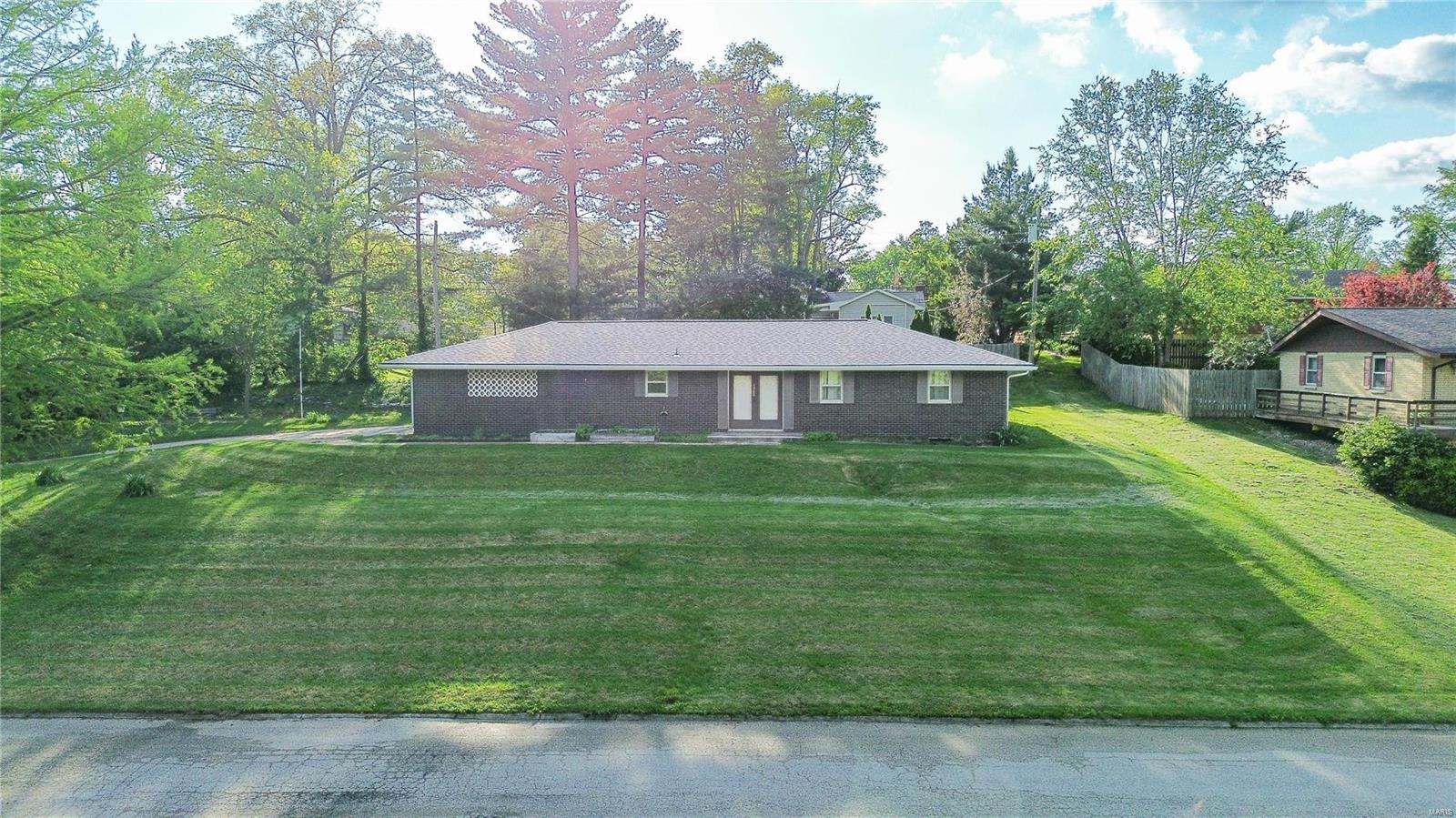 3 Bedroom, 1,170 sq. feet 4900 Eiffel Drive Godfrey, IL