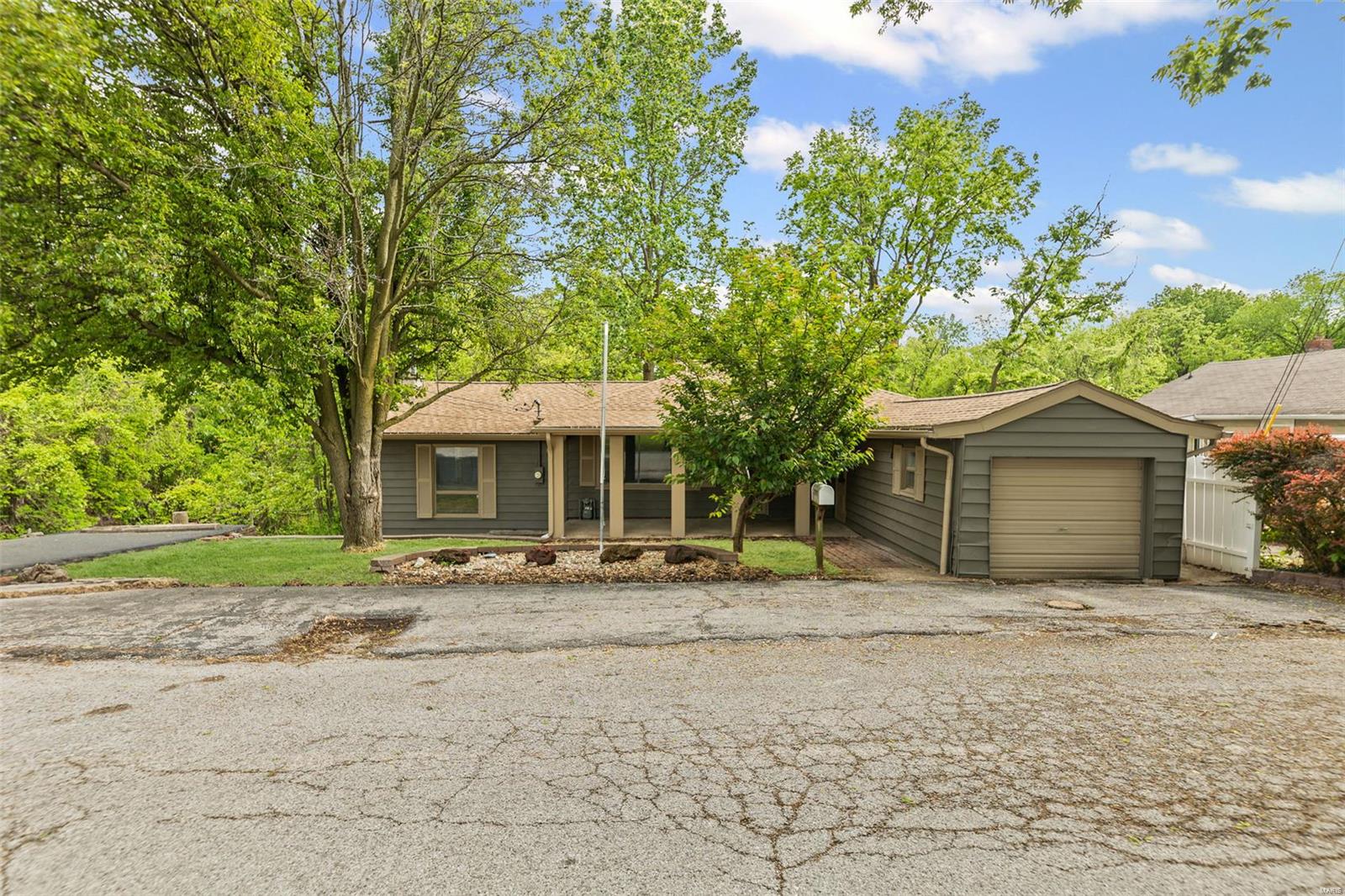3 Bedroom, 1,748 sq. feet 3245 Oakwood Avenue Alton, IL